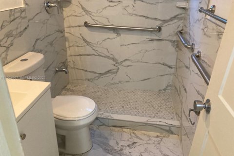 Condo in Hialeah, Florida, 2 bedrooms № 1983490 - photo 3