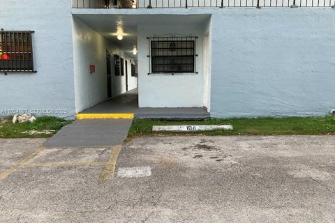 Condo in Hialeah, Florida, 2 bedrooms № 1983490 - photo 13