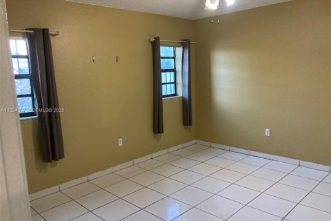 Condo in Hialeah, Florida, 2 bedrooms № 1983490 - photo 5