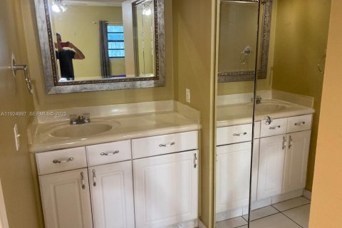 Condo in Hialeah, Florida, 2 bedrooms № 1983490 - photo 7