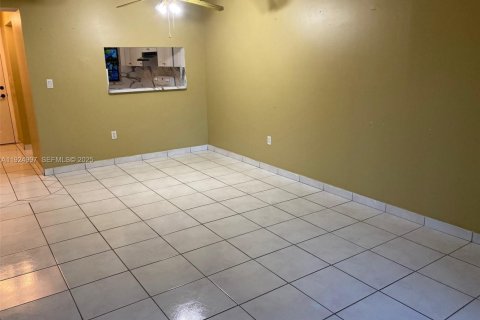 Condo in Hialeah, Florida, 2 bedrooms № 1983490 - photo 9