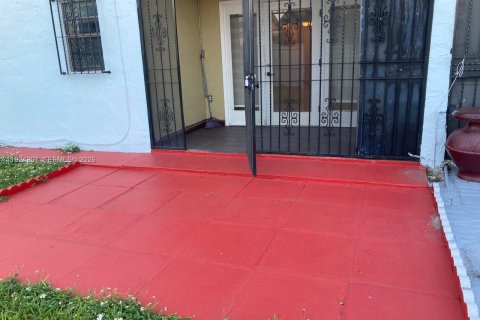 Condo in Hialeah, Florida, 2 bedrooms № 1983490 - photo 11