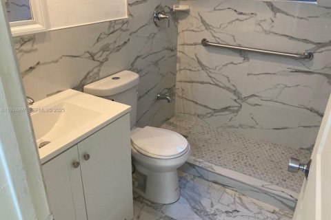 Condo in Hialeah, Florida, 2 bedrooms № 1983490 - photo 2