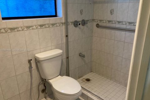 Condo in Hialeah, Florida, 2 bedrooms № 1983490 - photo 6