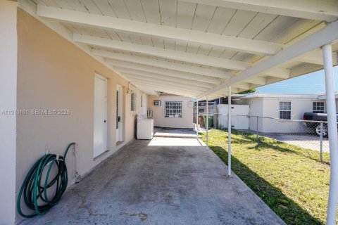 House in Hialeah, Florida 4 bedrooms, 122.82 sq.m. № 2031029 - photo 10
