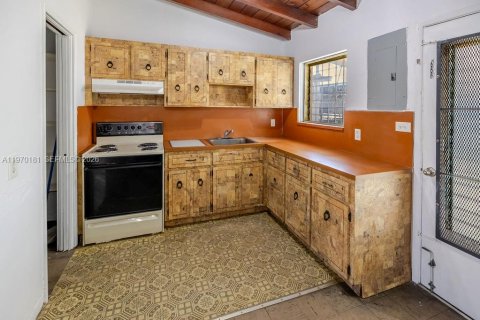 House in Hialeah, Florida 4 bedrooms, 122.82 sq.m. № 2031029 - photo 3