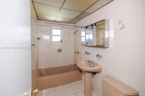 House in Hialeah, Florida 4 bedrooms, 122.82 sq.m. № 2031029 - photo 7