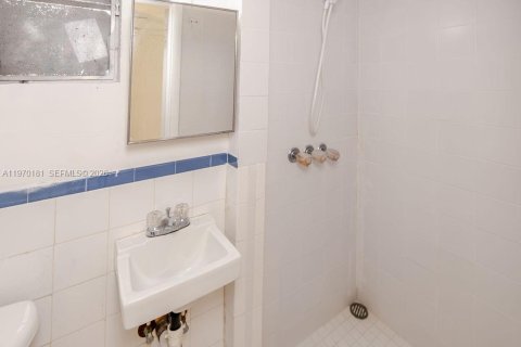 House in Hialeah, Florida 4 bedrooms, 122.82 sq.m. № 2031029 - photo 20