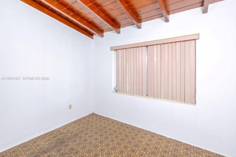 House in Hialeah, Florida 4 bedrooms, 122.82 sq.m. № 2031029 - photo 6