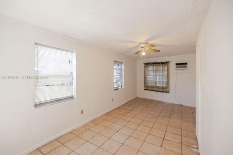 House in Hialeah, Florida 4 bedrooms, 122.82 sq.m. № 2031029 - photo 19