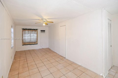 House in Hialeah, Florida 4 bedrooms, 122.82 sq.m. № 2031029 - photo 18