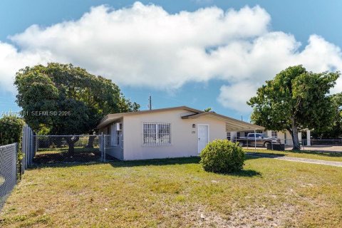 House in Hialeah, Florida 4 bedrooms, 122.82 sq.m. № 2031029 - photo 13