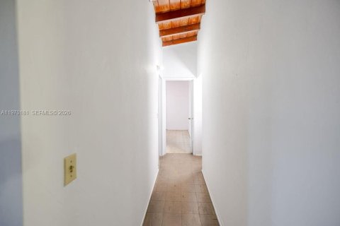 House in Hialeah, Florida 4 bedrooms, 122.82 sq.m. № 2031029 - photo 5