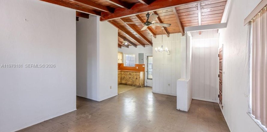 House in Hialeah, Florida 4 bedrooms, 122.82 sq.m. № 2031029