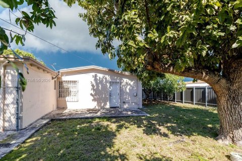 House in Hialeah, Florida 4 bedrooms, 122.82 sq.m. № 2031029 - photo 17