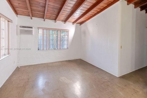 House in Hialeah, Florida 4 bedrooms, 122.82 sq.m. № 2031029 - photo 2