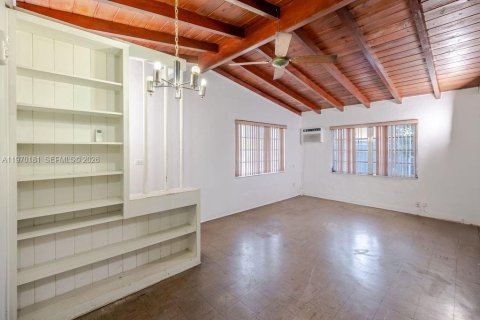 House in Hialeah, Florida 4 bedrooms, 122.82 sq.m. № 2031029 - photo 4