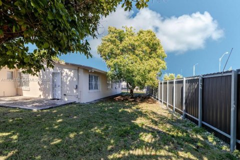 House in Hialeah, Florida 4 bedrooms, 122.82 sq.m. № 2031029 - photo 16