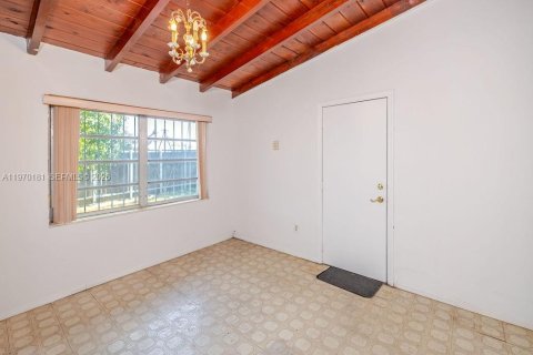 House in Hialeah, Florida 4 bedrooms, 122.82 sq.m. № 2031029 - photo 9