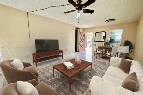 Villa ou maison à vendre à Sunrise, Floride: 1 chambre, 61.97 m2 № 1985277 - photo 2