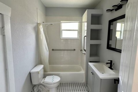 Villa ou maison à vendre à Tampa, Floride: 8 chambres, 235.23 m2 № 2410347 - photo 11