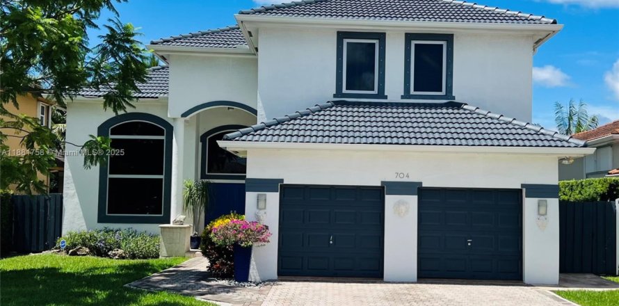 House in Miami, Florida 4 bedrooms, 271.46 sq.m. № 1924715