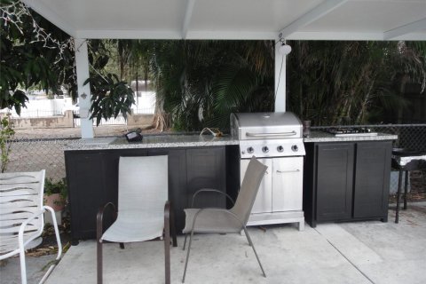 Commercial property in Miami, Florida 266.54 sq.m. № 1695216 - photo 11