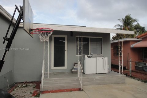 Commercial property in Miami, Florida 266.54 sq.m. № 1695216 - photo 9