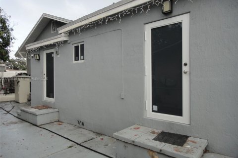 Commercial property in Miami, Florida 266.54 sq.m. № 1695216 - photo 8