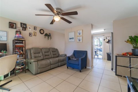 House in Tampa, Florida 3 bedrooms, 75.81 sq.m. № 1858463 - photo 5