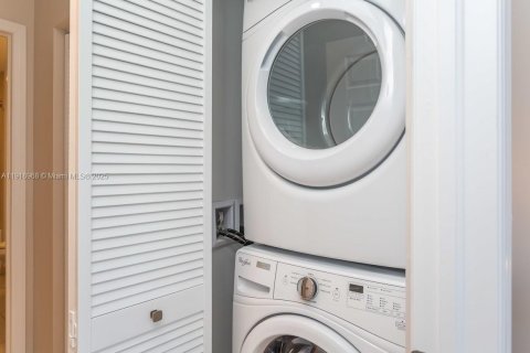 Снять в аренду квартиру в Дорал, Флорида 2 спальни, 98.85м2, № 1973320 - фото 15