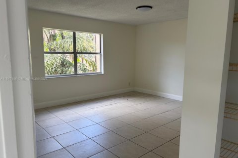 Condo in Lauderhill, Florida, 2 bedrooms  № 1855097 - photo 9