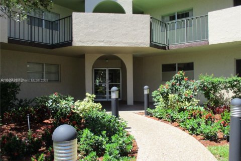 Condo in Lauderhill, Florida, 2 bedrooms  № 1855097 - photo 1