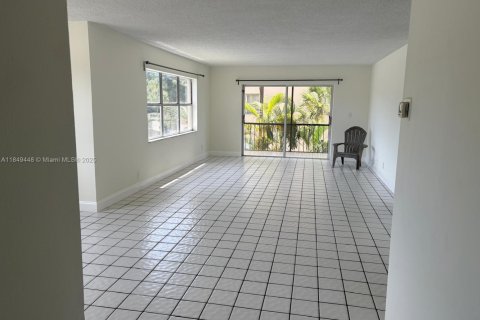 Condo in Lauderhill, Florida, 2 bedrooms  № 1855097 - photo 4