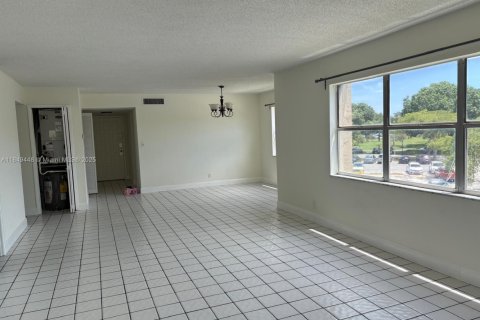 Condo in Lauderhill, Florida, 2 bedrooms  № 1855097 - photo 11