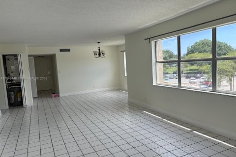 Condo in Lauderhill, Florida, 2 bedrooms  № 1855097 - photo 10