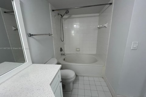 Condo in Pembroke Pines, Florida, 3 bedrooms  № 1942199 - photo 22