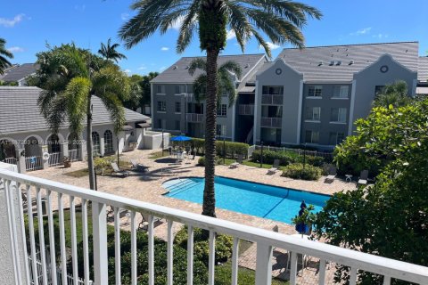 Condo in Pembroke Pines, Florida, 3 bedrooms  № 1942199 - photo 1