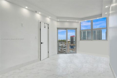 Condominio en venta en Hallandale Beach, Florida, 1 dormitorio, 80.82 m2 № 1979319 - foto 17