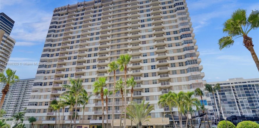 Condominio en Hallandale Beach, Florida, 1 dormitorio  № 1979319