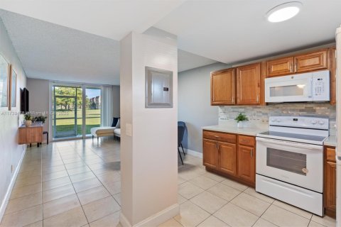 Condo in Sunrise, Florida, 1 bedroom  № 1962500 - photo 4