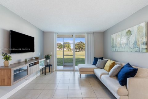 Condo in Sunrise, Florida, 1 bedroom  № 1962500 - photo 1