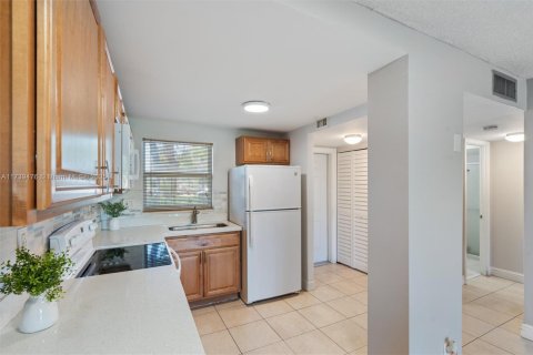 Condo in Sunrise, Florida, 1 bedroom  № 1962500 - photo 3