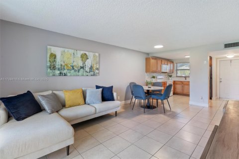 Condo in Sunrise, Florida, 1 bedroom  № 1962500 - photo 2