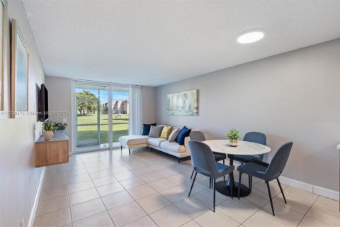Condo in Sunrise, Florida, 1 bedroom  № 1962500 - photo 5