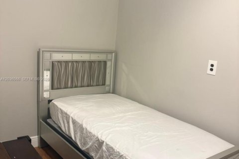 Villa ou maison à louer à Hialeah, Floride: 4 chambres, 224.54 m2 № 2084514 - photo 3