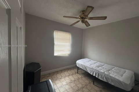 Villa ou maison à louer à Hialeah, Floride: 4 chambres, 224.54 m2 № 2084514 - photo 2