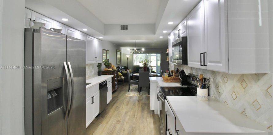 Condominio en Pembroke Pines, Florida, 2 dormitorios  № 1951083