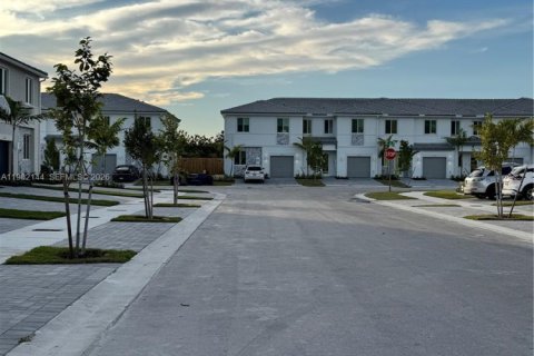 Townhouse in Homestead, Florida 3 bedrooms, 162.21 sq.m. № 2043319 - photo 2