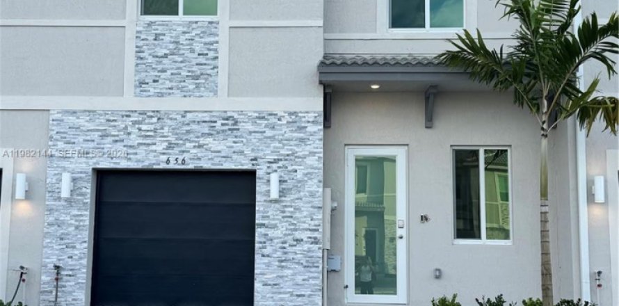 Townhouse in Homestead, Florida 3 bedrooms, 162.21 sq.m. № 2043319